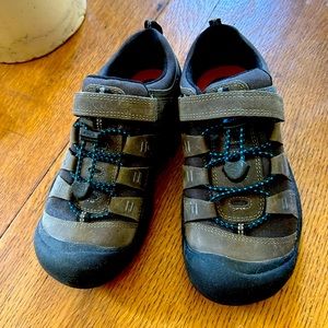 Never worn keen hiking shoes boys 4